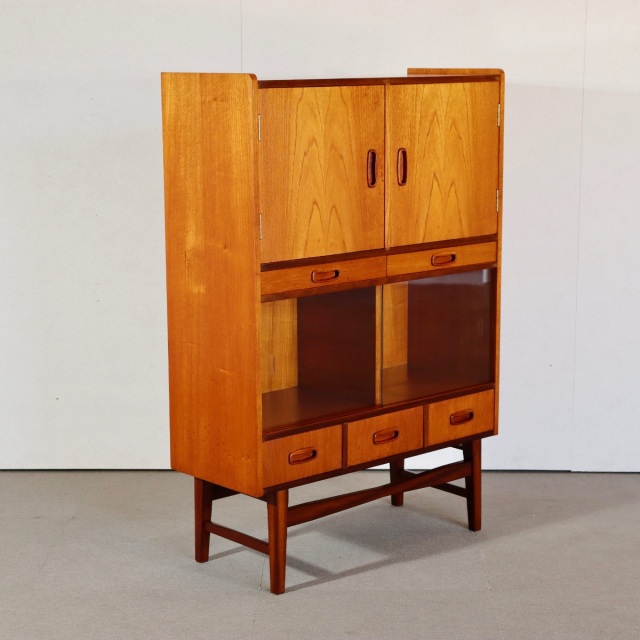 キャビネット。深い色味と艶が美しいチーク材北欧ヴィンテージ。落ち着いた印象。