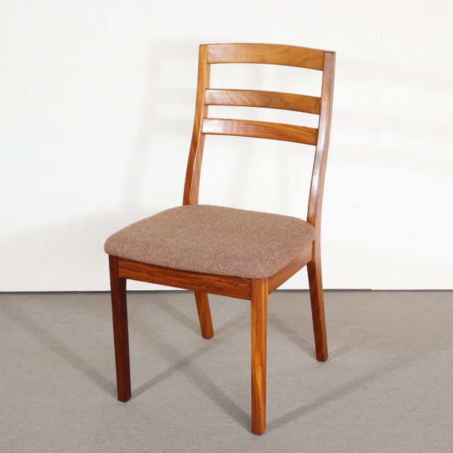 ネイサンNATHAN製ダイニングチェア。時間を重ねて深みを増したチーク材。北欧ヴィンテージらしい静かな美しさ。