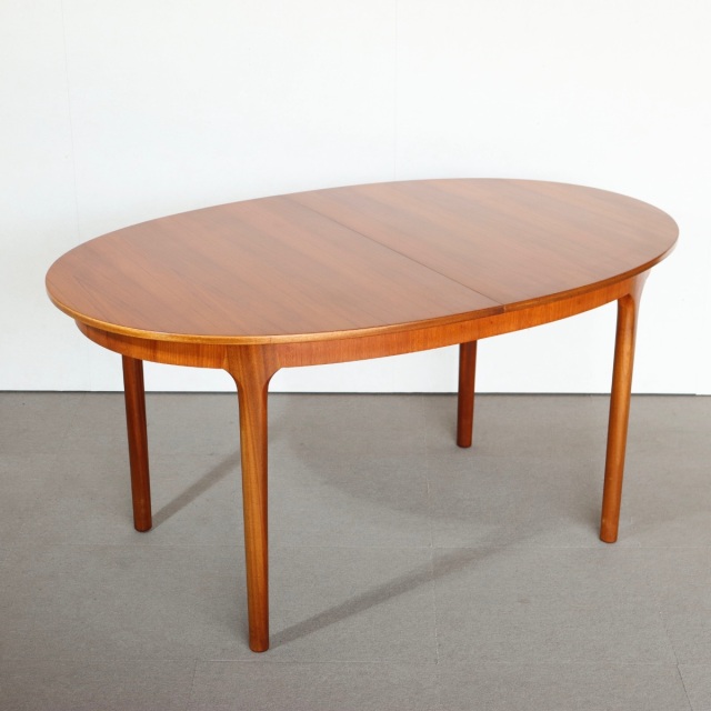 マッキントッシュダイニングテーブル。上質な木目と高級感が魅力のヴィンテージ家具。存在感ある佇まい。