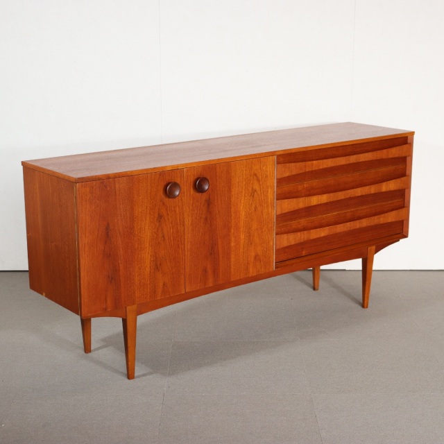 リーバス製サイドボード。チーク材の美しい木目が際立つヴィンテージ家具。空間の主役になる上質な一台。