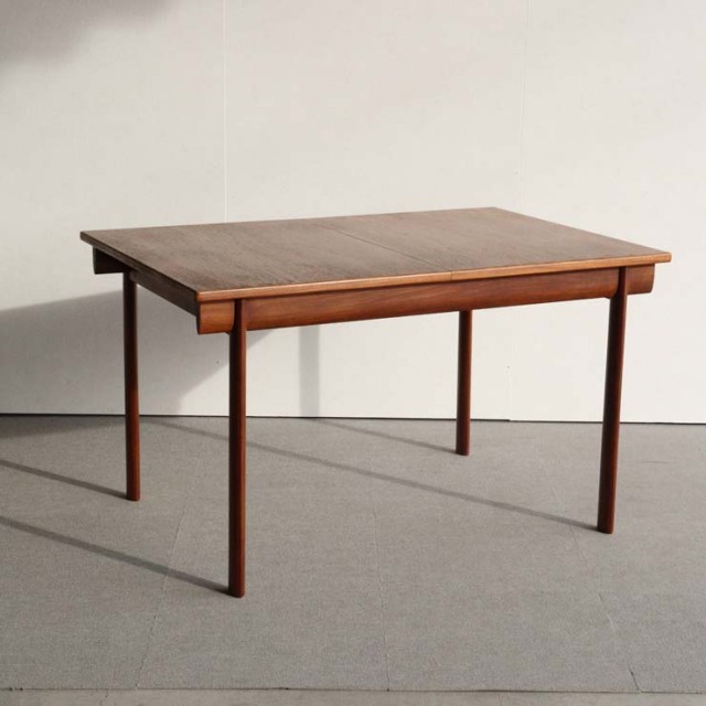 ホワイトアンドニュートンのダイニングテーブル