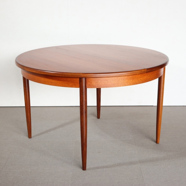 ジープランG-PLANラウンドダイニングテーブル。上質な木目が際立つヴィンテージ家具。所有する喜びを感じる一品。