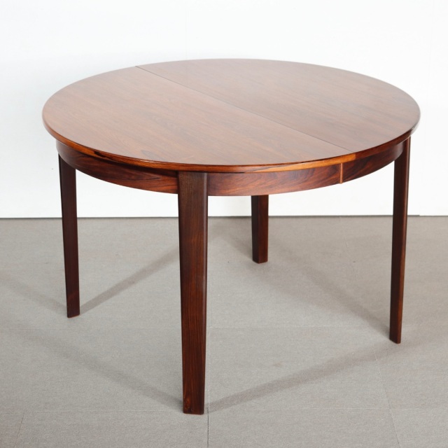 デンマーク製ラウンドダイニングテーブル。ローズウッドの高級感ある佇まい。長く使える上質なヴィンテージ。