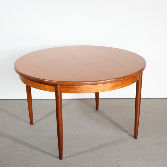 ジープランラウンドダイニングテーブル。チーク材の艶やかな質感が印象的なヴィンテージ。上質な存在感。