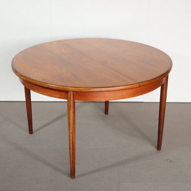 ジープランラウンドダイニングテーブル。チーク材の美しい木目が空間を引き立てるヴィンテージ。価値ある一台。