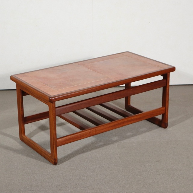 タイルトップコーヒーテーブル。所有する満足感を感じられるヴィンテージ家具。洗練された仕上がり。