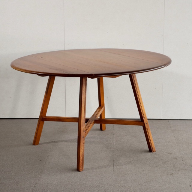 アーコールERCOLのテーブル