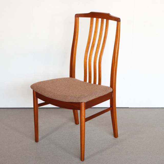 beithcraftのダイニングチェア。深みあるチークの色味が美しい北欧ヴィンテージ。時の経過を静かに語る。