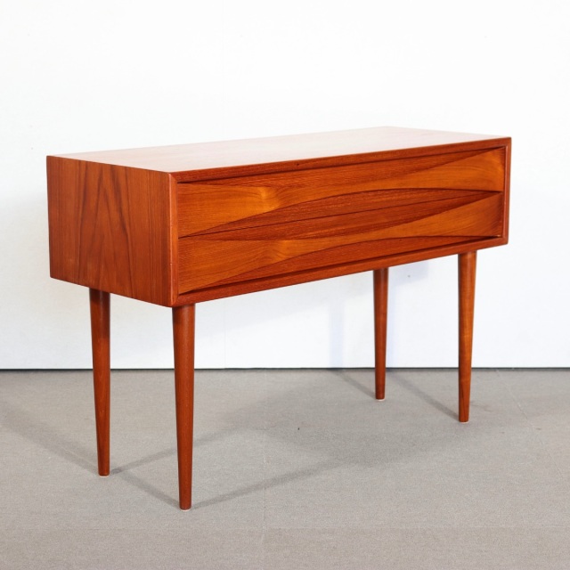 ニールスクラウセンキャビネット。上品な存在感が魅力のヴィンテージ家具。空間を格上げする一台。