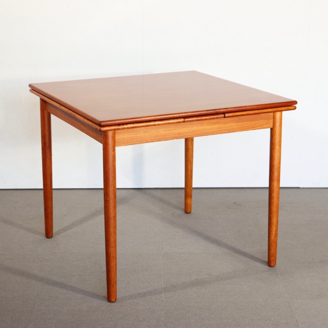 デンマーク製ダイニングテーブル。チーク材の自然な艶が印象的なヴィンテージ。高級感漂う佇まい。