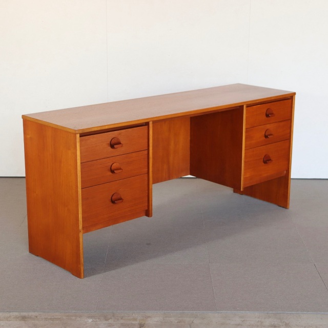 スタッグSTAG製デスク。木の呼吸を感じるチーク材の北欧ヴィンテージ。自然と共にある上質な家具。