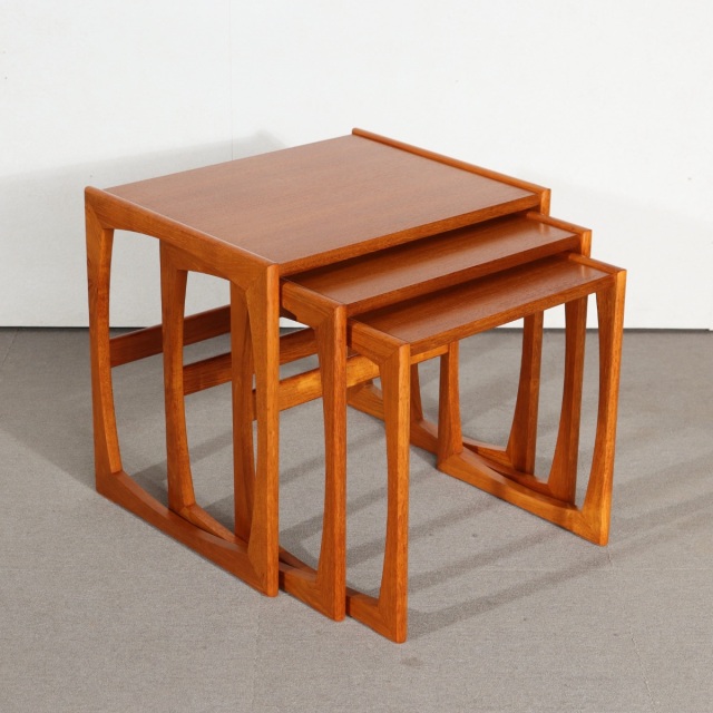 ジープランG-PLAN製ネストテーブル。チーク材の上質な艶と木目が映える北欧ヴィンテージ。静かに存在感を放つ。