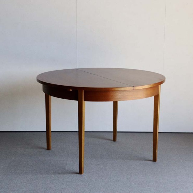 ヴィンテージの真ん中が伸びる円形の木製ダイニングテーブル