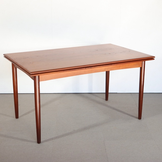 デンマーク製ダイニングテーブル。時を重ねたチーク材が放つ艶。北欧ヴィンテージの静かな美しさが際立つ。