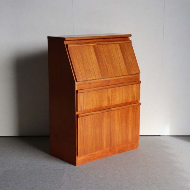 木製のヴィンテージビュロー、上部は上から開く扉、下部は両開きの扉、24118