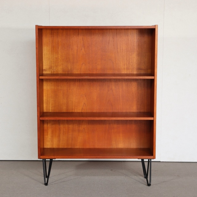 デンマーク製シェルフ。チーク材の自然な風合いが映えるヴィンテージ。価値ある一品。