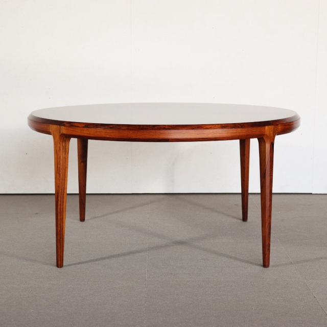 デンマーク製ラウンドコーヒーテーブル。高級感漂うヴィンテージ家具。上質な佇まいが印象的。