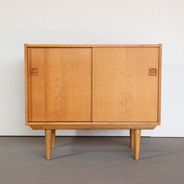 デンマーク製キャビネット。オーク材の自然な艶が美しいヴィンテージ。所有欲を満たす一台。