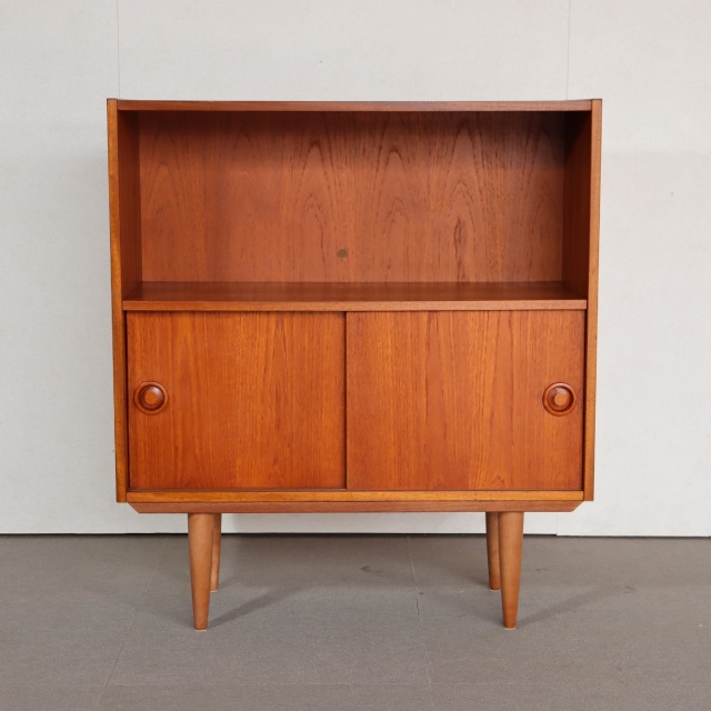 デンマーク製キャビネット。チーク材の深みある木目が際立つヴィンテージ。空間の中心になる一台。