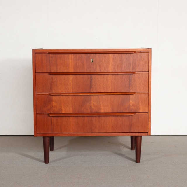 デンマーク製チェスト。チーク材の艶やかな質感が美しいヴィンテージ。洗練された存在。