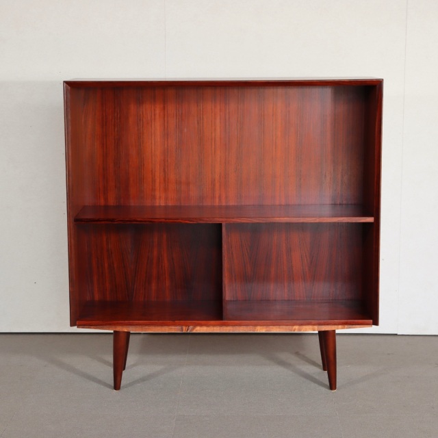 デンマーク製ブックシェルフ。洗練された印象のヴィンテージ家具。存在感ある仕上がり。