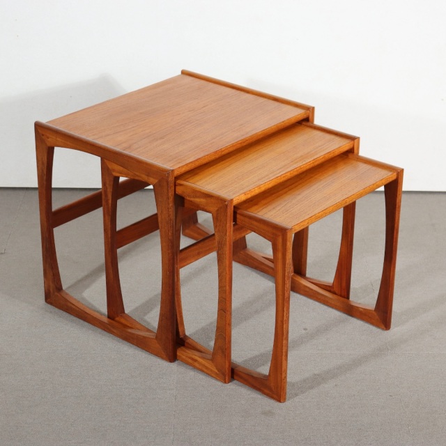 ジープラン製ネストテーブル。チーク材の優しい色合いが空間に馴染む北欧ヴィンテージ。穏やかな存在感。
