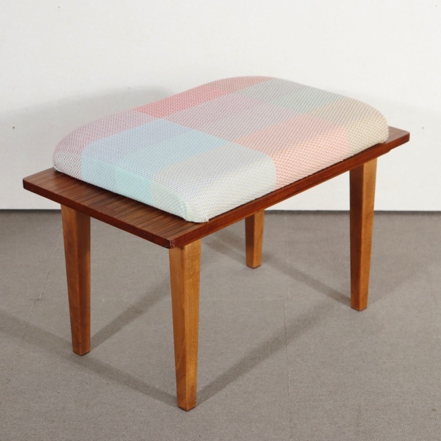 ヴィンテージのスツール。チーク材の色味に温かみを感じる北欧ヴィンテージ。落ち着いた印象の一台。