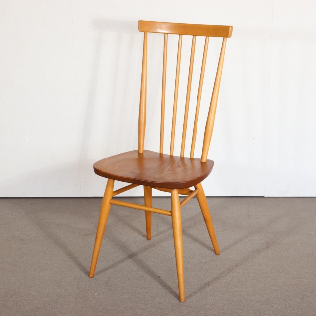 アーコールERCOLのチェア。柔らかな艶を放つエルム材北欧ヴィンテージ。自然な経年の美しさが光る。