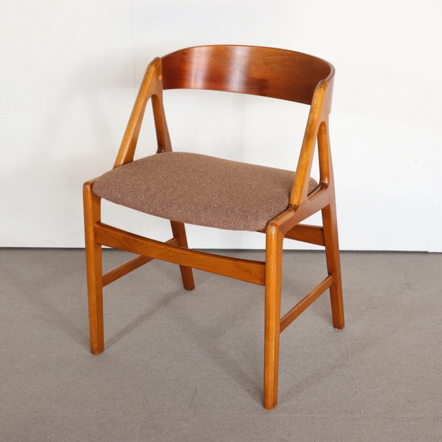 HenningKjaernulfの椅子。チーク材の木目が描く表情が美しい北欧ヴィンテージ。落ち着いた佇まいが魅力。