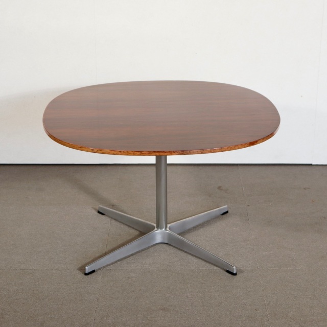 アルネヤコブセンコーヒーテーブル。洗練された印象のヴィンテージ家具。上品な存在感が魅力。