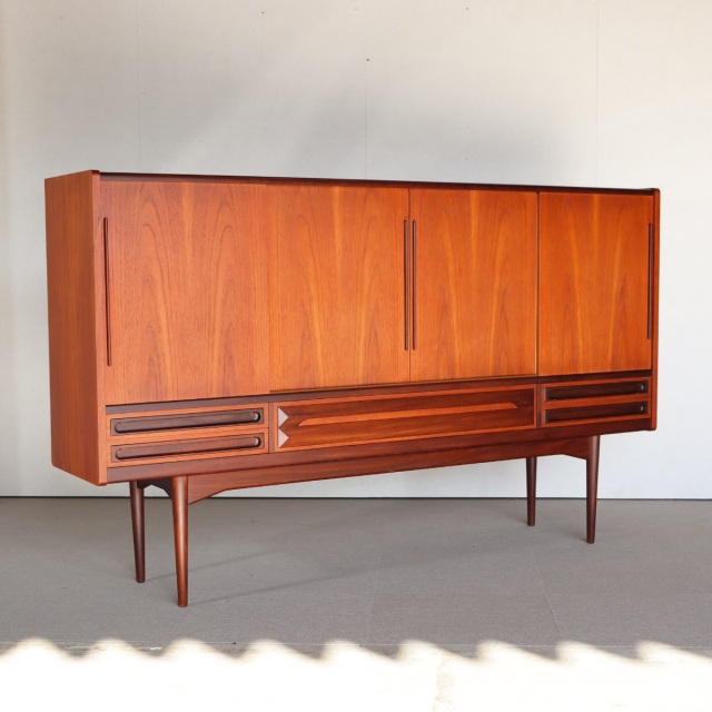 デンマーク製サイドボード。柔らかな木目と艶を纏うチーク材北欧ヴィンテージ。上品な空気が漂う一台。