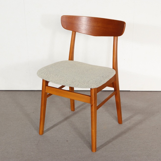 デンマーク製ダイニングチェア。チーク材の色合いが穏やかな北欧ヴィンテージ。静かな品格が漂う家具。