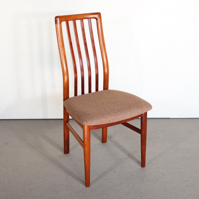 デンマーク製ダイニングチェア。チーク材の木目が柔らかく浮かぶ北欧ヴィンテージ。