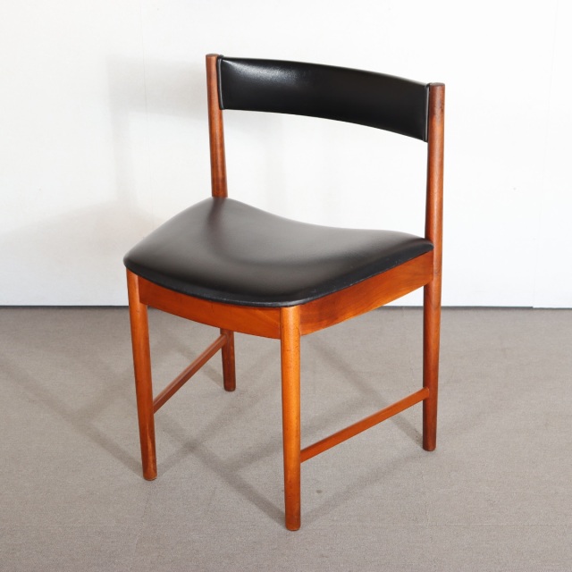 マッキントッシュ製ダイニングチェア。穏やかな木肌と艶が魅力のチーク材北欧ヴィンテージ。落ち着いた一台。