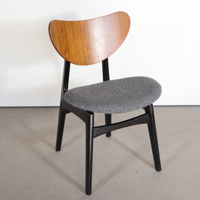 ジープランG-PLAN製ダイニングチェア。時間が描いたチーク材の木目が美しい北欧ヴィンテージ。