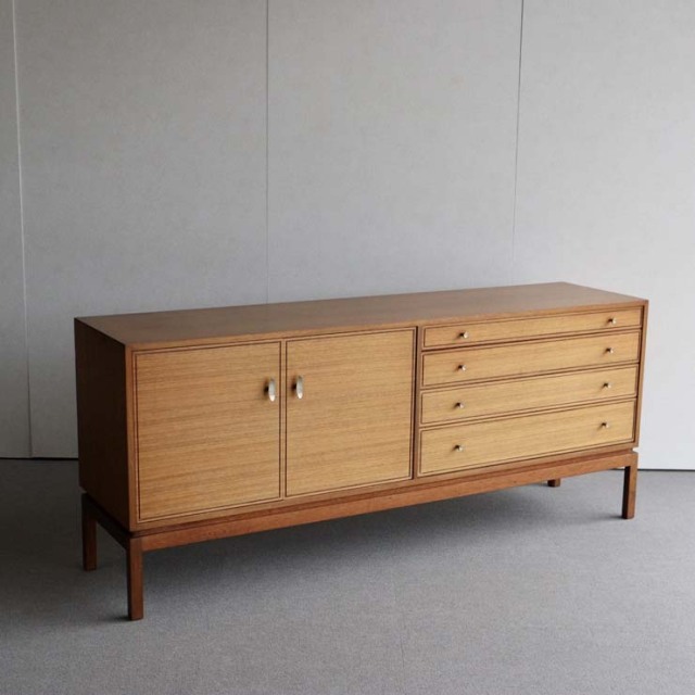 木製のヴィンテージサイドボード、左側は開き戸、右側は引出し4段、25079