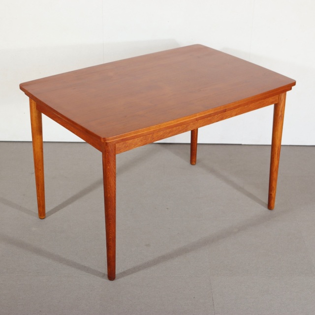 デンマーク製ダイニングテーブル。木のぬくもりを感じるチーク材北欧ヴィンテージ。