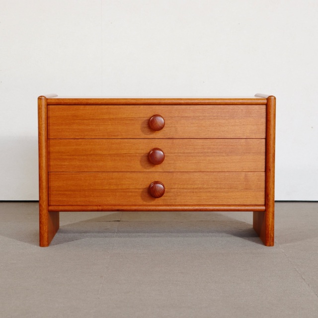 デンマーク製チェスト。チーク材の木目が豊かなヴィンテージ。上質な存在感が際立つ。