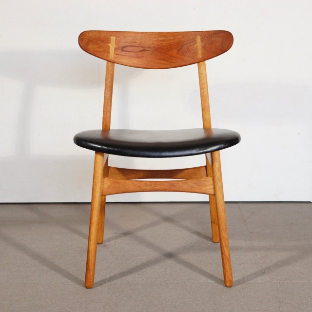 ハンスウェグナーのダイニングチェア。洗練された印象のヴィンテージ家具。美しい木目が魅力。