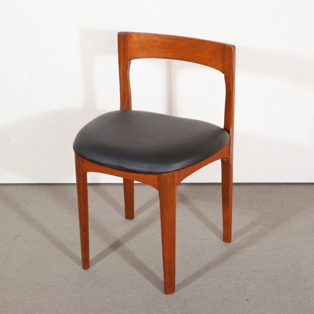 ネイサンNATHAN製ダイニングチェア。経年変化したチーク材にブラックの座面が映える落ち着いた一脚。