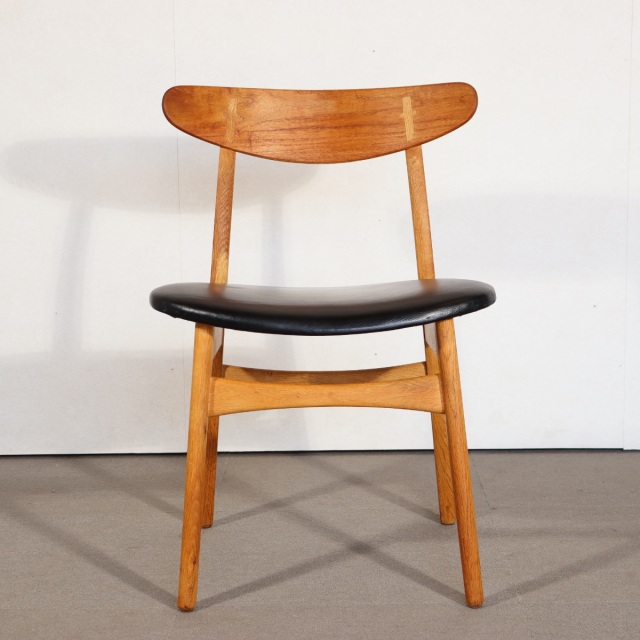 ハンスウェグナーのダイニングチェア。洗練された印象のヴィンテージ家具。美しい木目が魅力。