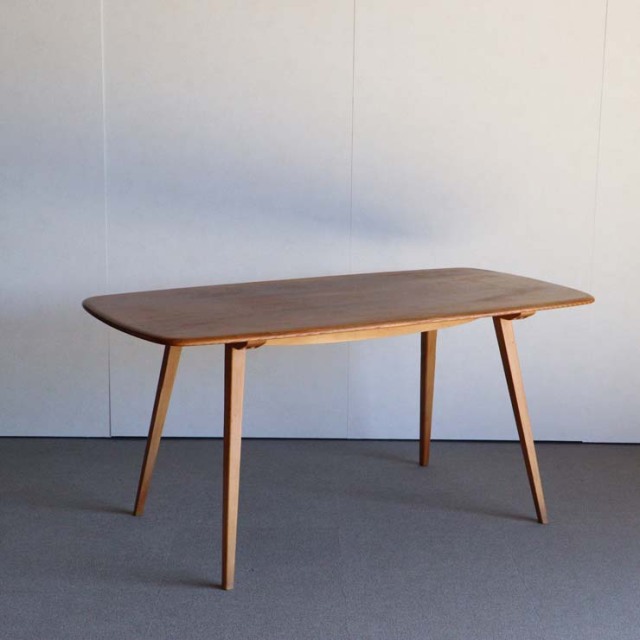 木製の長方形で角が丸くなったダイニングテーブル、25112