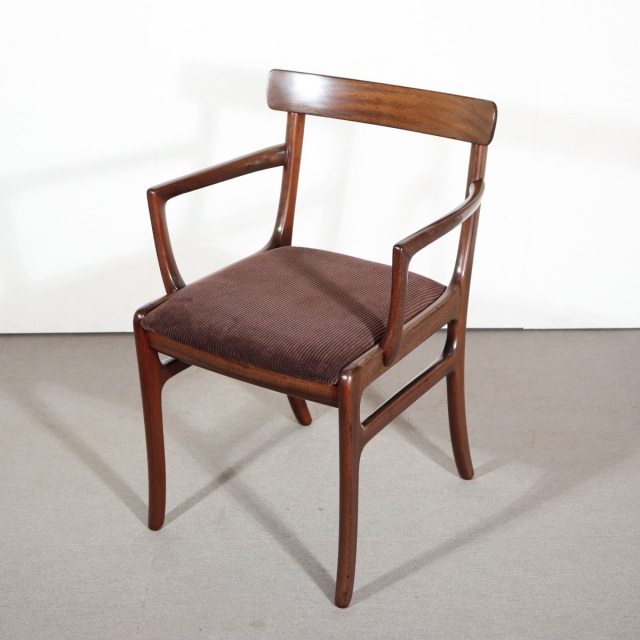 デンマーク製OleWanscherのダイニングチェア。ひじ掛け付き。ローズウッドの落ち着いた佇まい。
