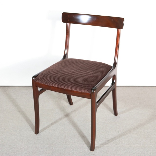 デンマーク製OleWanscherのダイニングチェア。木のぬくもりを感じるローズウッドの北欧ヴィンテージ。静かで優しい印象の一台。