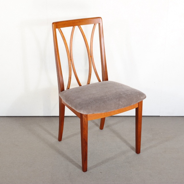 ジープランG-PLAN製ダイニングチェア。深みのある艶を纏ったチーク材北欧ヴィンテージ。空間に上質な静けさを添える。