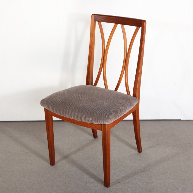 ジープランG-PLAN製ダイニングチェア。深みのある艶を纏ったチーク材北欧ヴィンテージ。空間に上質な静けさを添える。