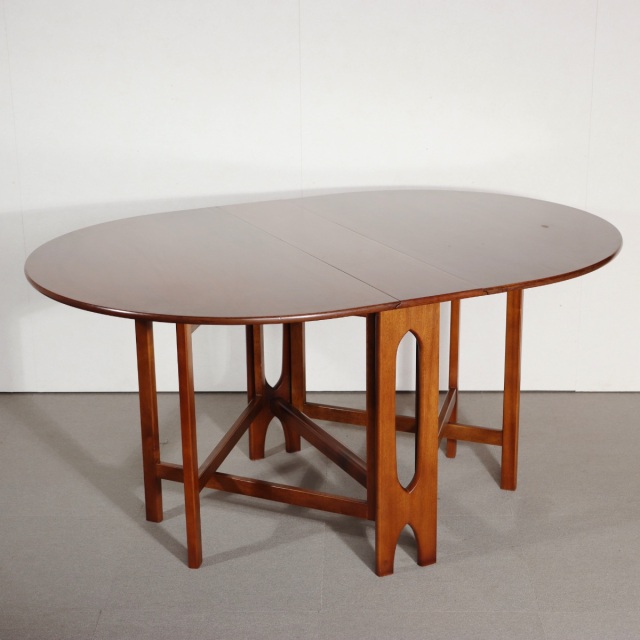 ジェンティーク製折り畳みテーブル。木目の美しさと優しい艶が印象的な北欧ヴィンテージ。落ち着いた品格が漂う。