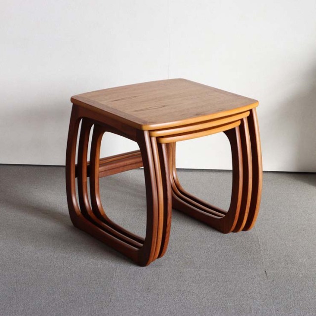 木製のネストテーブル、３つテーブルがある、25120