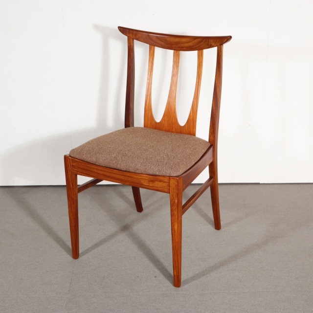 ジープランG-PLAN製ダイニングチェア。ブラジリアシリーズ。座面は尾州ウールにて張替済み。