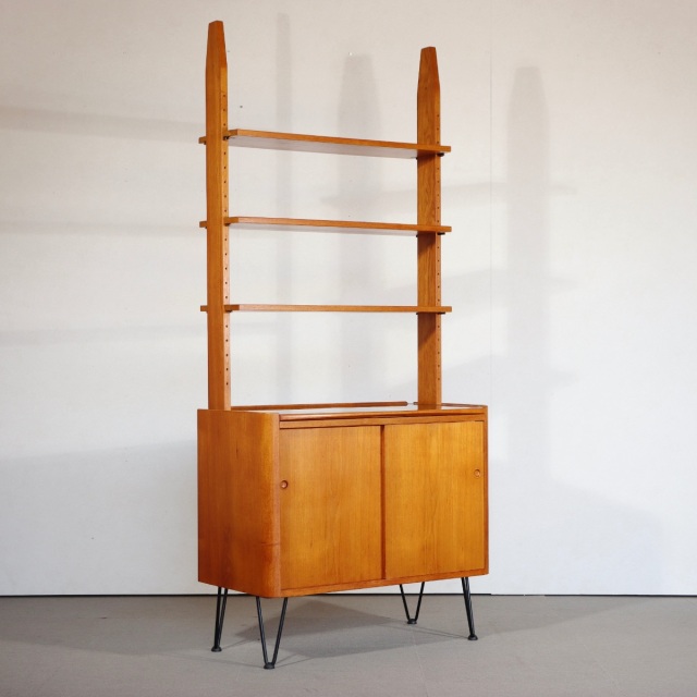 デンマーク製キャビネット。チーク材の自然な質感が際立つヴィンテージ。上質な一台。